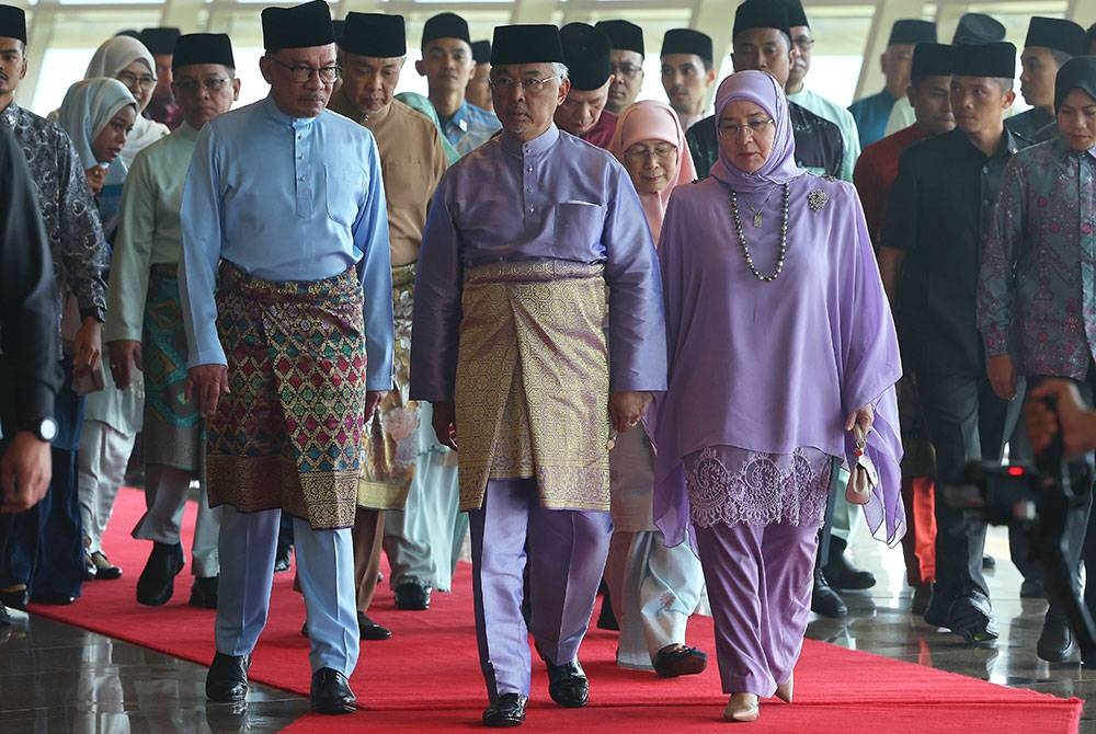 Al-Sultan Abdullah dan Tunku Azizah Aminah Maimunah berkenan berangkat pada Majlis Sambutan Maulidur Rasul Peringkat Kebangsaan 2023 di PICC pada Khamis. - Foto: Bernama