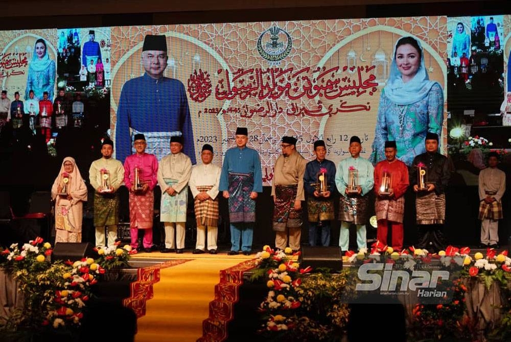 Sultan Nazrin (tengah) berkenan mengurniakan anugerah kepada semua penerima pada sambutan Maulidur Rasul peringkat negeri Perak di Pusat Konvensyen Casuarina, Meru Raya, Ipoh pada Khamis.