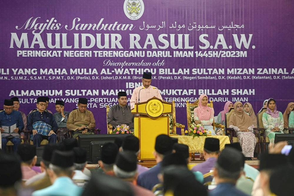 Sultan Mizan ketika bertitah ketika menyempurnakan Sambutan Maulidur Rasul peringkat negeri Terengganu 1445 Hijrah di Stadium Tertutup Gong Badak di Kuala Nerus.