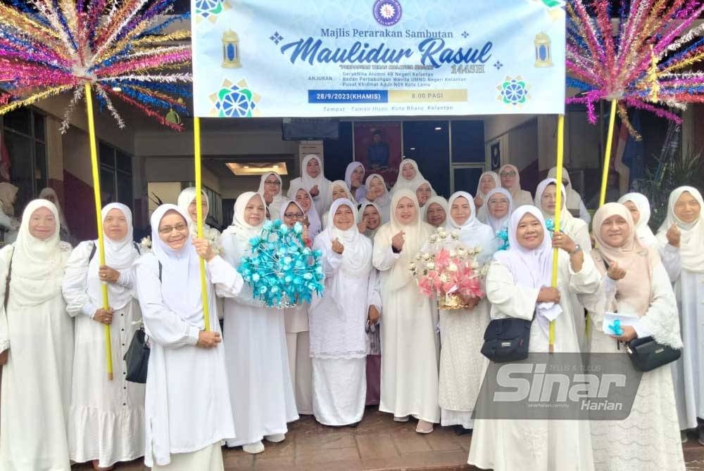 Dr Hafidzah (tujuh dari kiri) menghadiri Program dan Perarakan Sempena Sambutan Maulidur Rasul di Taman Hijau pada Khamis.