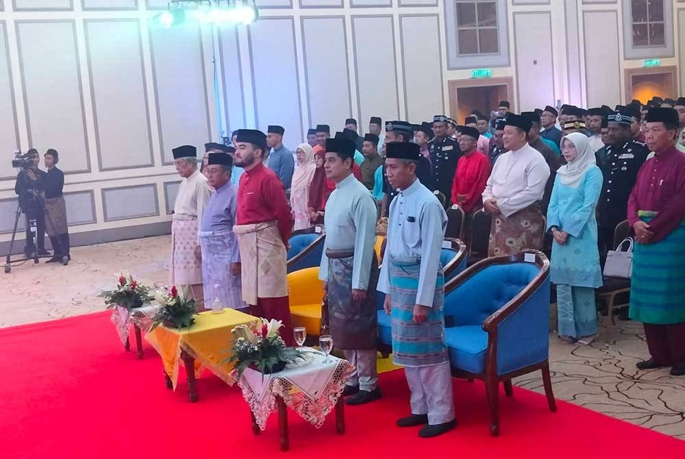 Tengku Amir Shah Sultan Sharafuddin Idris Shah (tengah) berkenan melancarkan kad MyRadha&#039;ah di Dewan Syarahan dan Muzakarah Islam Shah Alam pada Khamis.