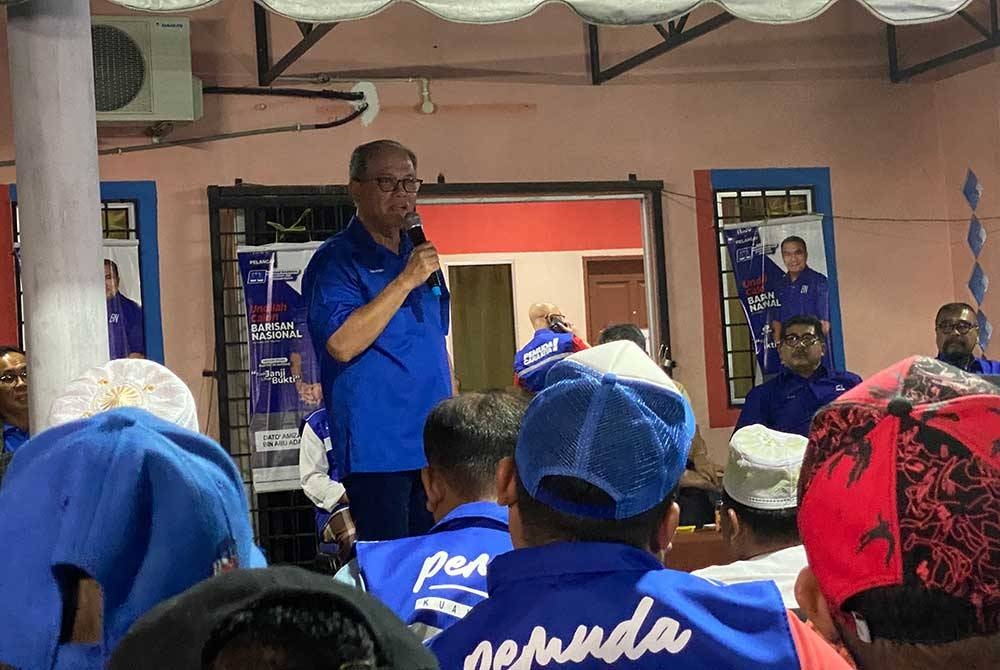 Wan Rosdy berucap pada program &#039;Sembang Santai&#039; bersama penyokong BN di Felda Chemomoi, pada Rabu.