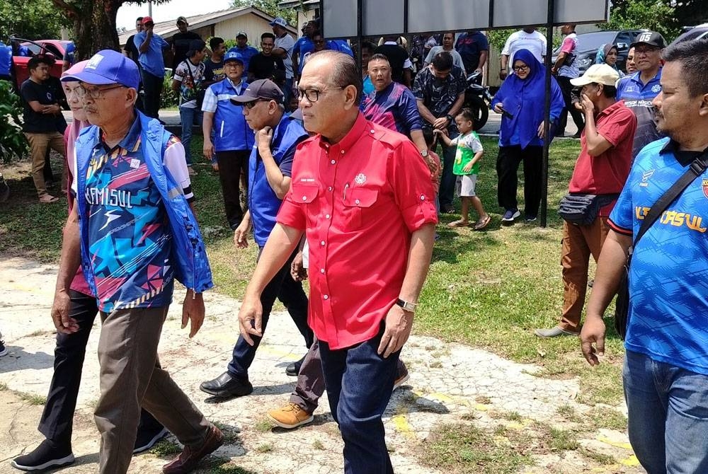 Wan Rosdy hadir pada program gotong-royong bersama penduduk Perumahan Kakitangan Kilang Sawit Felda Kemasul pada Khamis.