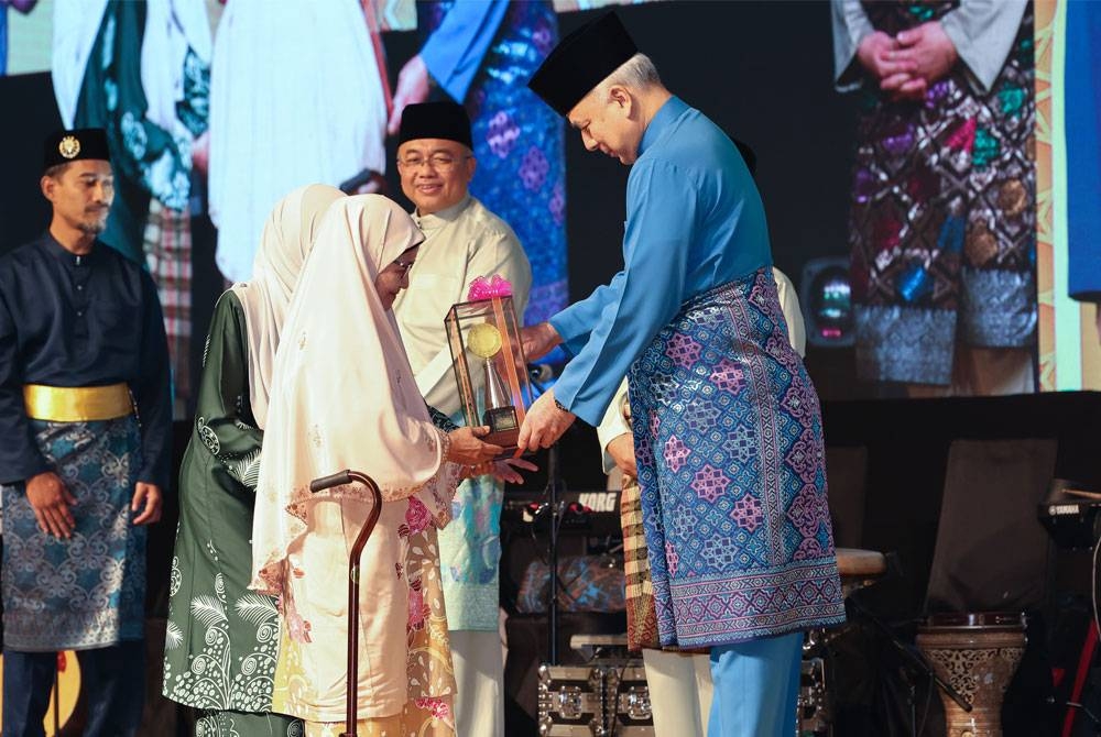 Sultan Perak, Sultan Nazrin Shah berkenan menyampaikan Anugerah Keluarga Ammar bin Yasir (Tokoh Keluarga Mithali) kepada Kasanah Mukkeri, 79, pada sambutan Maulidur Rasul 1445H/2023M peringkat negeri Perak, pada Khamis. - Foto Bernama