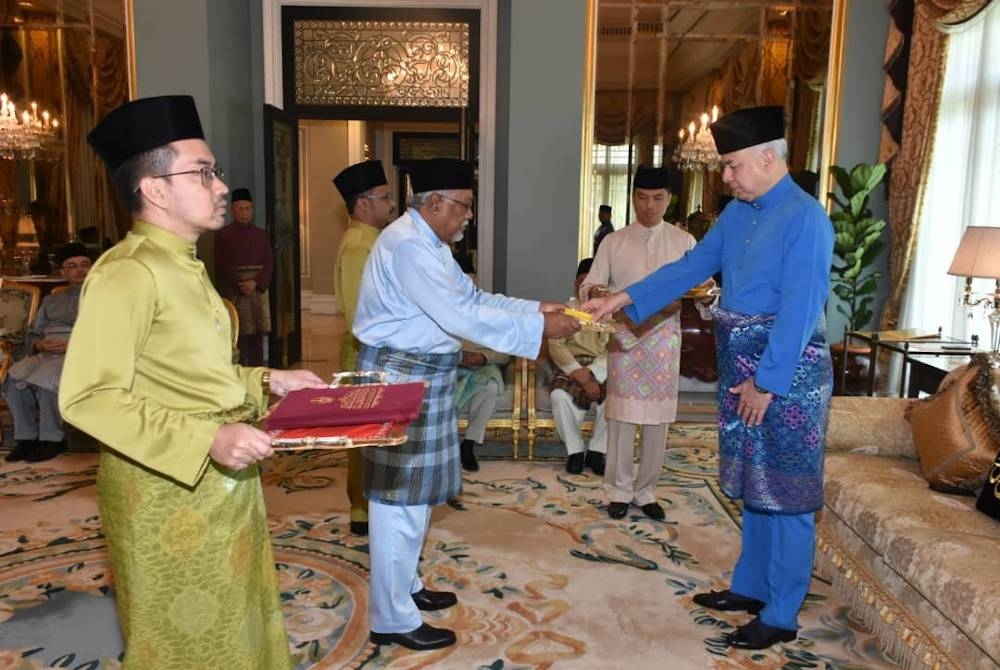 Ishak (dua dari kiri) menyempurnakan serahan zakat perniagaan LAP di hadapan Sultan Nazrin yang diadakan di Istana Kinta pada Khamis.