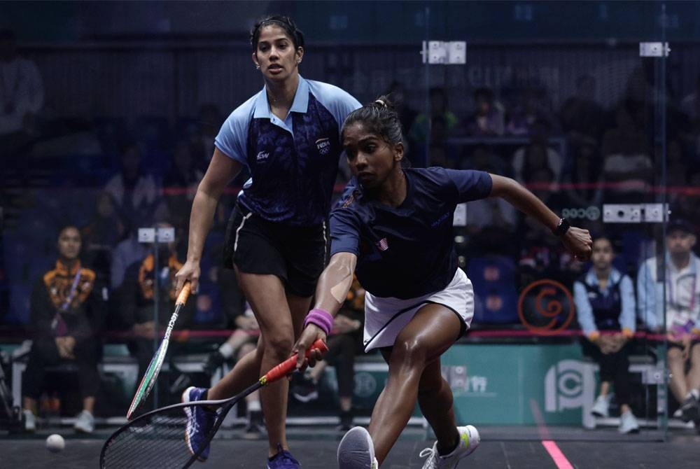 Atlet Skuasy kebangsaan, S Sivasangari (kanan) ketika beraksi menentang lawannya dari India, Joshana Chinappa dalam acara berpasukan wanita pada temasya Sukan Asia Hangzhou 2022 di Pusat Sukan Olimpik Hangzhou, pada Khamis. - Foto Bernama