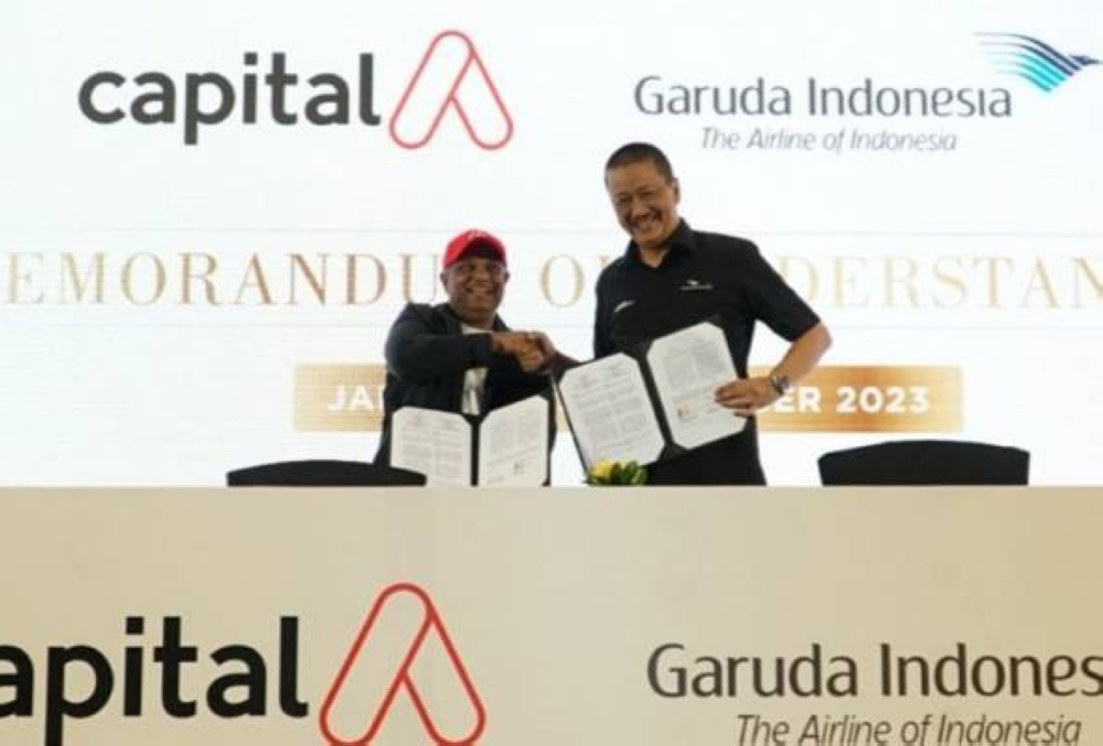 Tony Fernandes dan Ketua Pegawai Eksekutif Garuda Indonesia Irfan Setiaputra menandatangani MoU di Jakarta semalam. - Foto DagangNews