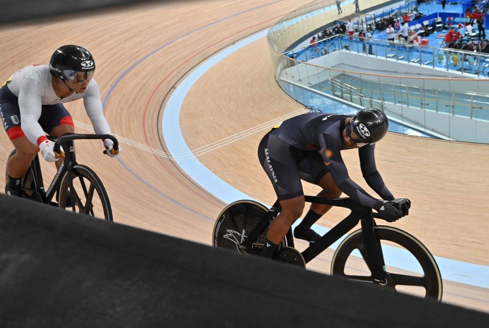 Muhammad Shah Firdaus (depan) menang gangsa dalam acara pecut lelaki Sukan Asia di Veledrom Pusat Sukan Chun'an Jieshou, dekat sini pada Khamis. - Foto AFP