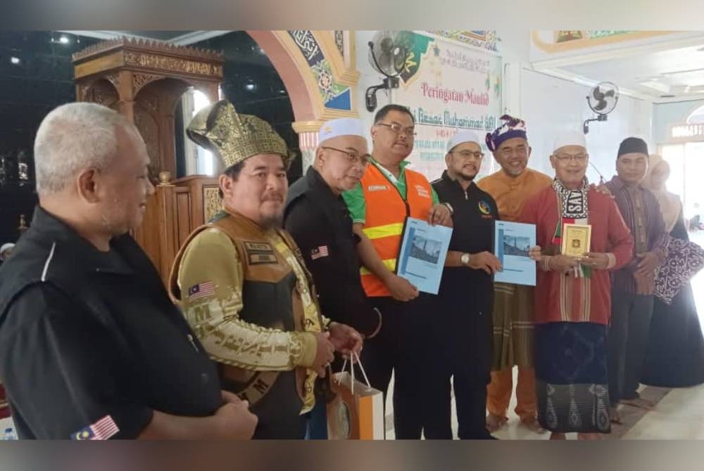 Mas Imran (empat dari kiri), Rozi (lima dari kiri) dan Hashim (lima dari kanan) menyerahkan &#039;food pack&#039; kepada anak yatim dan warga emas pada majlis Peringatan Maulid Nabi Besar Muhammad SAW di Masjid Besar Jam&#039;yiyatul Qudsiyyah Kecamatan di Pringgasela, Lombok Timur, Lombok Timor, Indonesia pada Khamis.