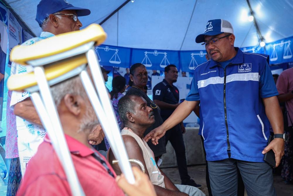 Amizar beramah mesra bersama pengundi kaum India semasa tempoh berkempen bagi PRK DUN Pelangai di Sungai Gapoi. - Foto Bernama