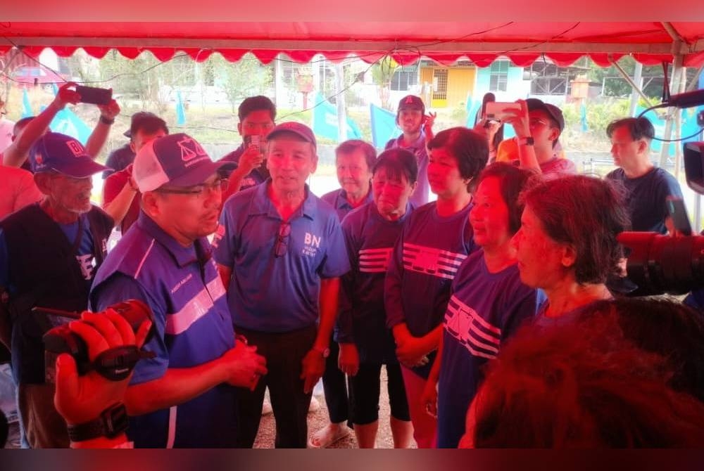 Amizar (Kiri) ketika menyantuni masyarakat Cina di Sungai Gapoi.