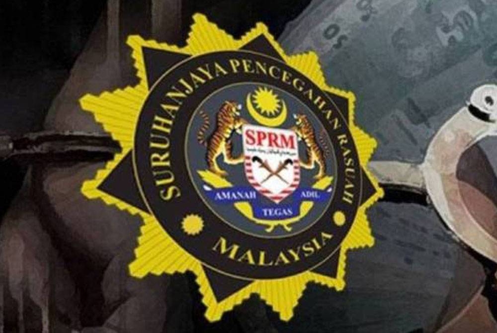 Kedua-dua suspek lelaki berusia 30-an dan 40-an itu ditahan kira-kira jam 2.30 petang di pejabat SPRM Negeri Sembilan pada Khamis. - Gambar hiasan