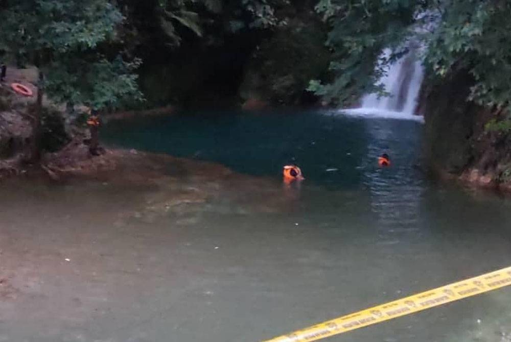 Anggota pasukan penyelamat mencari dua pelajar yang dikhuatiri lemas ketika mandi di Air Terjun Tasik Puteri, Bukit Besi, Dungun, petang Khamis. - Foto Facebook