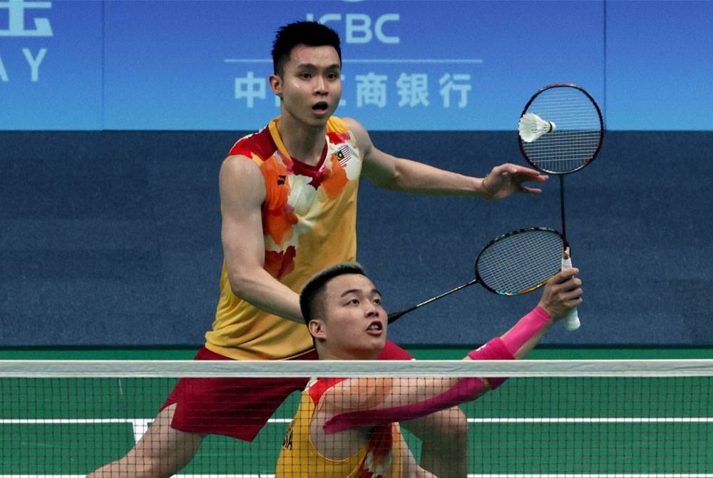 Atlet Beregu Badminton lelaki negara, Aaron Chia dan Soh Wooi Yik ketika beraksi menentang beregu Korea Selatan, Seo Seungjae dan Kang Minhyuk dalam acara berpasukan lelaki pusingan pertama sempena temasya Sukan Asia Hangzhou 2022 di Stadium Gymnasium Binjiang, pada Khamis. - Foto Bernama