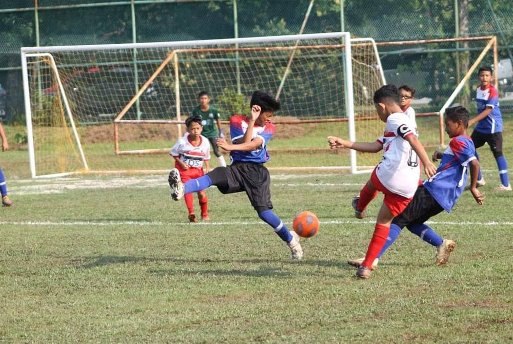 Pemain SK Taman Alam Megah mengekang kebangkitan jentera serangan SK Seri Selangor selepas mendahului 1-0 dalam perlawanan separuh akhir Piala Raja Muda Selangor di padang SK Putra Heights 2, Subang Jaya pada Rabu.