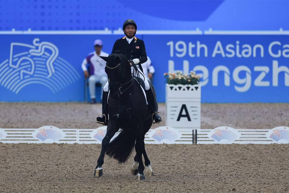 Emas bersejarah Mohd Qabil Ambak Mahamad Fathil dan kudanya, Rosenstolz menerusi acara dressage individu, menceriakan Kontinjen Malaysia pada hari kelima Sukan Asia. - Foto Facebook Majlis Sukan Negara