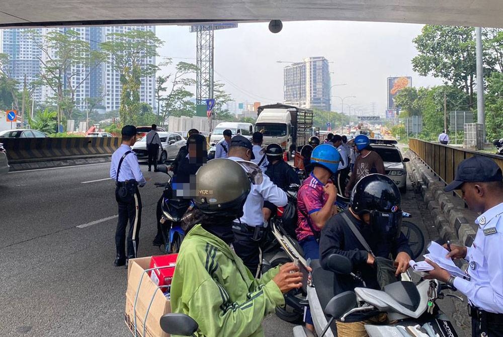 PDRM mengeluarkan 6,510 saman kepada pesalah lalu lintas semasa Operasi Hormat Undang-Undang (HUU) Jalan Raya Polis Kuala Lumpur pada Khamis.