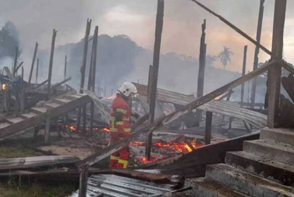 Rumah panjang tersebut dihuni sekitar 189 penduduk, tetapi ramai yang tidak berada di lokasi kejadian ketika insiden malang ini berlaku. - Foto JBPM Sarawak