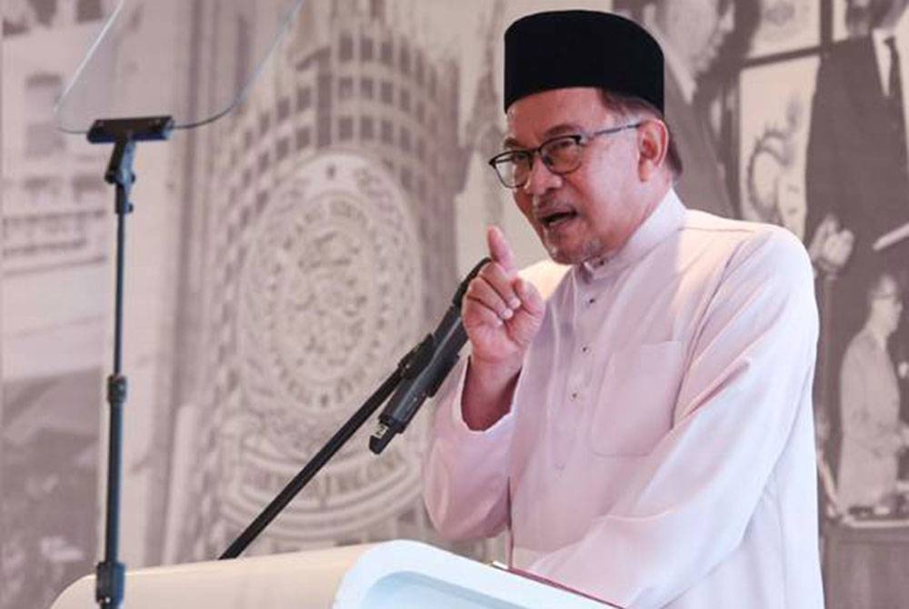 Anwar Ibrahim tidak menolak kemungkinan akan membincangkan mengenai rombakan kabinet ketika beliau menghadap Yang di-Pertuan Agong di Istana Negara pada Jumaat. - Foto Awani