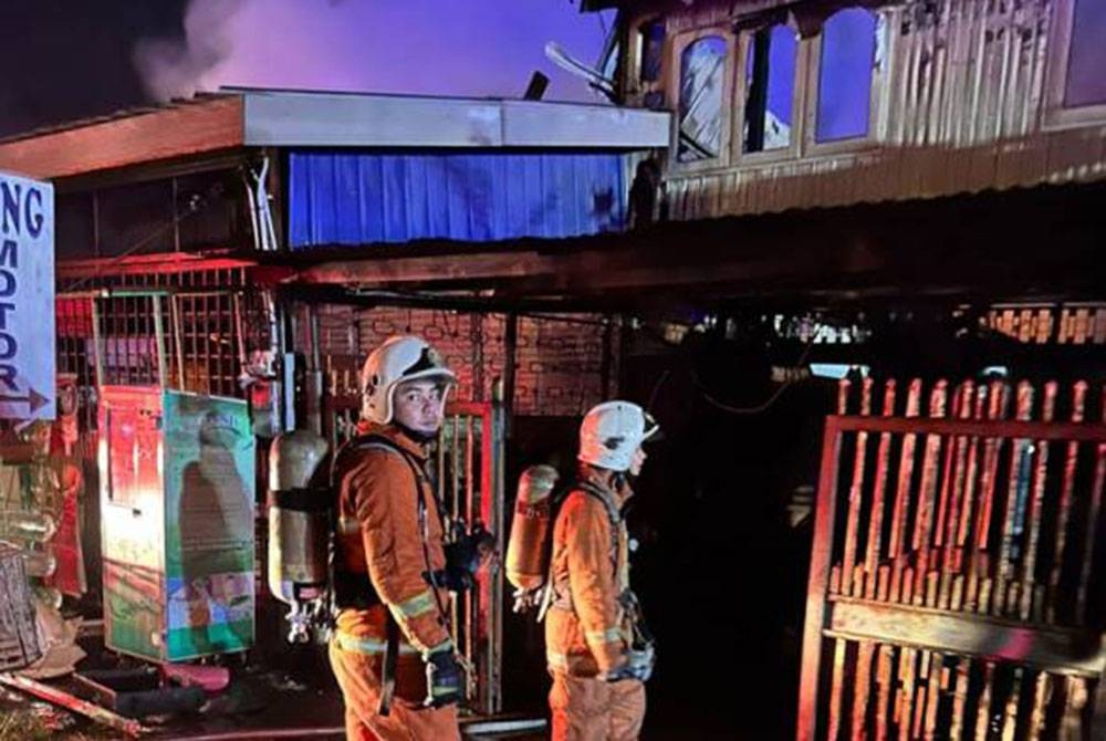 Sebanyak 15 deretan rumah kedai di Kampung Sungai Korok, di sini musnah dalam kebakaran awal pagi tadi. - Foto JBPM