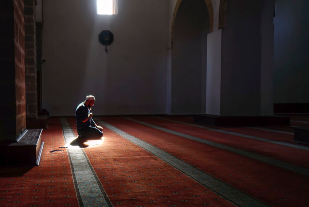 JIKA diganggu syaitan sama ada ketika mendirikan solat atau melakukan perkara kebaikan, mohonlah perlindungan daripada ALLAH SWT dengan menyebut A’uzubillahi minasy syaitanir rajim. -Gambar hiasan/ Foto: 123rf