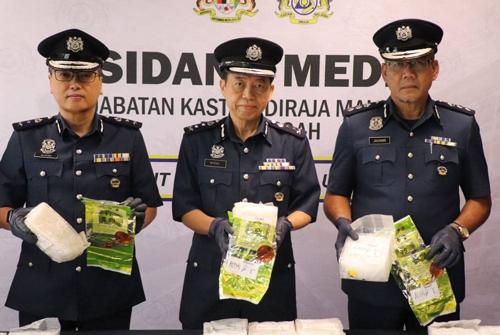 Pun Sian (tengah) menunjukkan dadah jenis Metamphetamine yang diikrar sebagai &#039;spare parts&#039; kenderaan berjaya dirampas pihak JKDM di Terminal Kargo Udara, Zon Perdagangan Bebas KLIA.