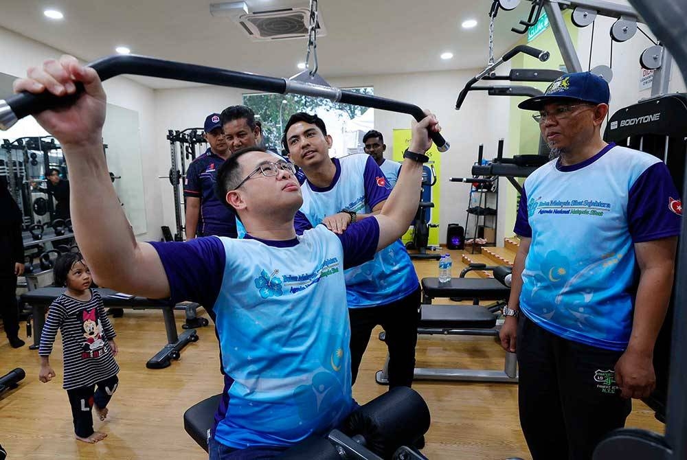 Tian Soon mencuba fasiliti gim di Wellness Hub, HSA pada Jumaat. - Foto Bernama