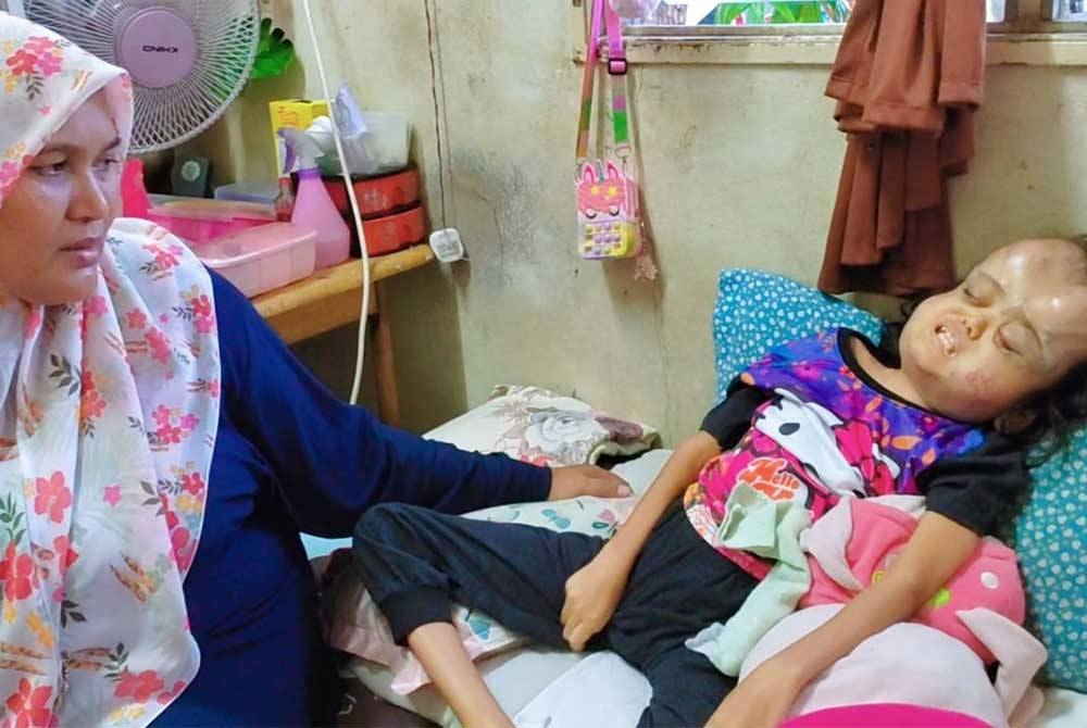 Nor Adibah di samping Tuan Nur Afina Sofea semasa hayatnya di rumah mereka di Kampung Nail, Kuala Besut di Terengganu.