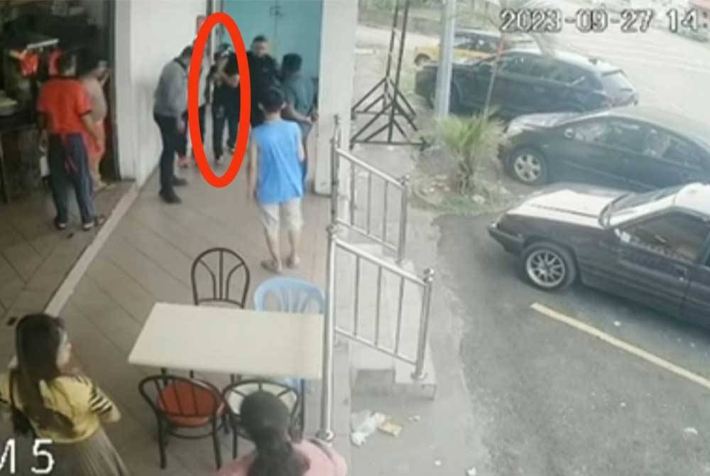 Tangkap layar rakaman CCTV memaparkan seorang lelaki ditahan
dengan bantuan orang awam di sebuah restoran di Klang, baru-baru ini.