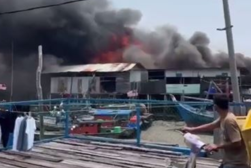 Tiga buah rumah terbakar dalam kejadian di Bagan Teo Chew, Pulau Ketam pada Jumaat.