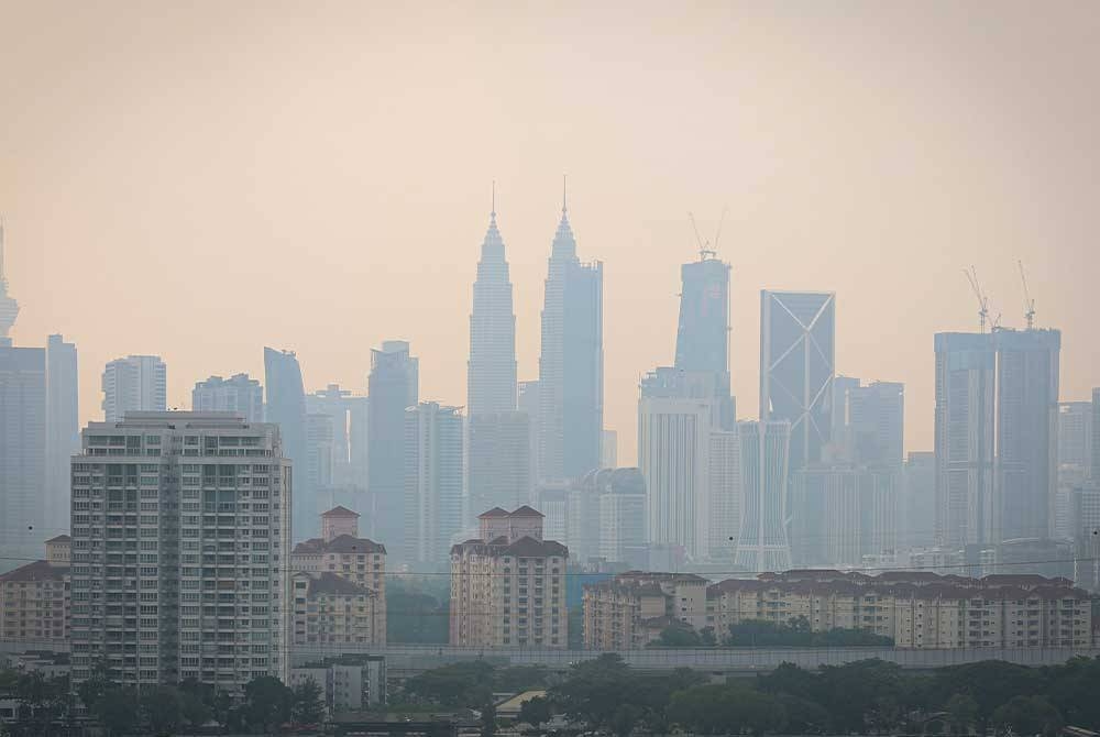 Keadaan jerebu di Kuala Lumpur menunjukkan paras sederhana iaitu bacaan IPU 154 oleh Jabatan Alam Sekitar pada jam 4 petang Jumaat. - Foto Bernama