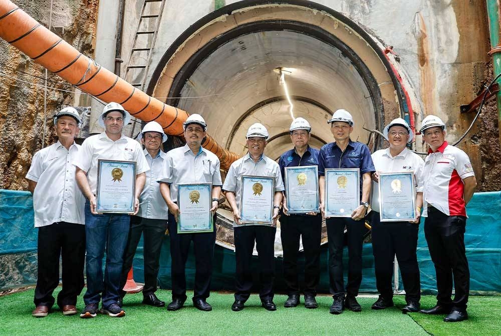 Zulkiflee (tengah) ketika bergambar selepas majlis penganugerahan oleh Malaysia Book of Records di Tapak Projek Jalan Teknologi pada Jumaat. - Foto Bernama