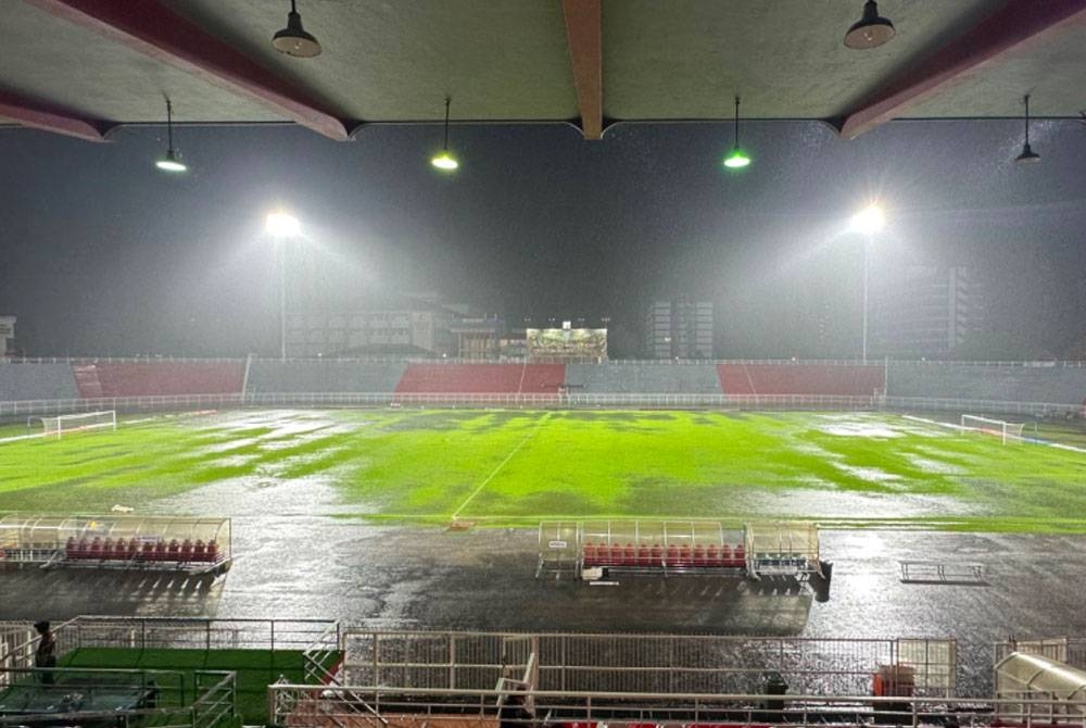 Padang di Stadium Sultan Muhammad IV Kota Bharu digenangi air.