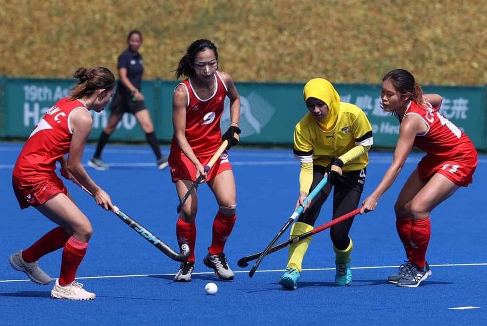 Aksi skuad hoki negara ketika menentang Hong Kong.