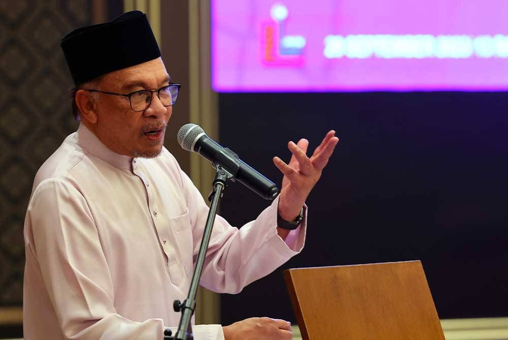 Perdana Menteri Datuk Seri Anwar Ibrahim berucap pada Majlis Ilmu Madani dan Sesi Dialog Perdana Menteri bersama pegawai hal ehwal islam Jabatan Kemajuan Islam Malaysia (JAKIM) di Kompleks Seri Perdana malam ini. - Foto Bernama.