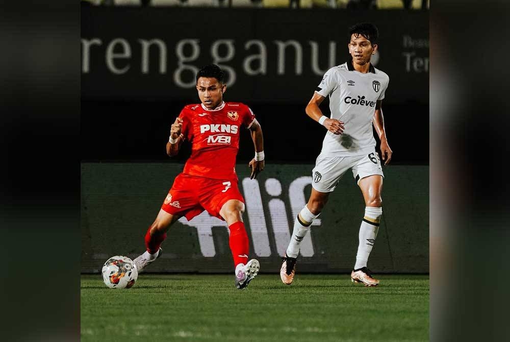 Faisal (kiri) turut mencetak nama selaku penjaring ketika menentang TFC. FOTO: FB SELANGOR FC