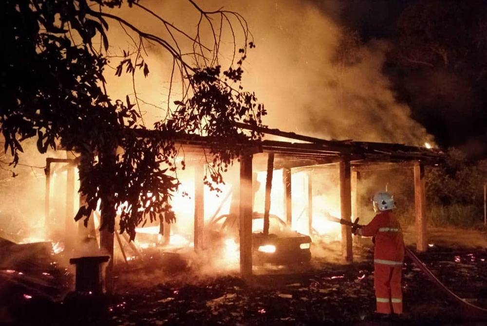 Pasukan bomba memadamkan kebakaran membabitkan sebuah rumah di Kampung Melalia, Sipitang.