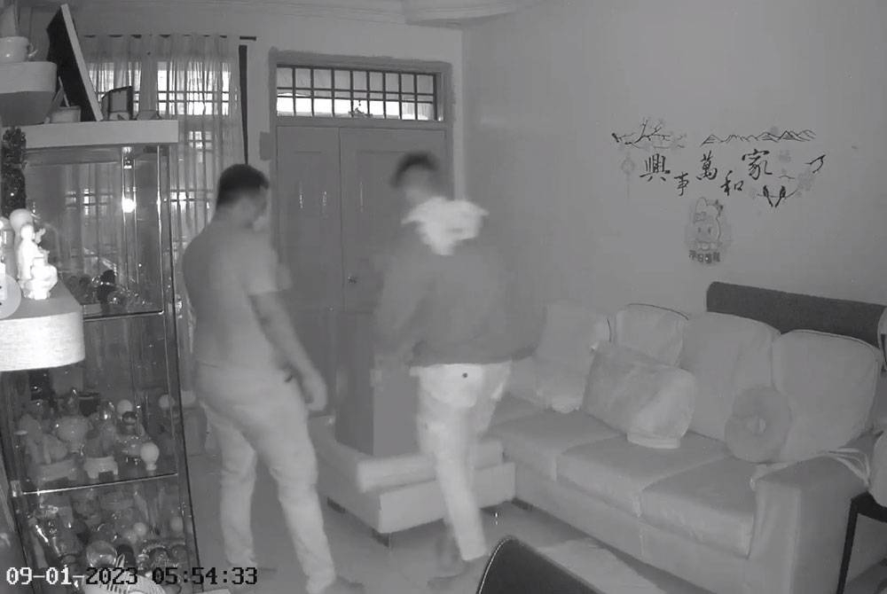 Rakaman CCTV dipercayai di ruang tamu rumah yang dipecah masuk.