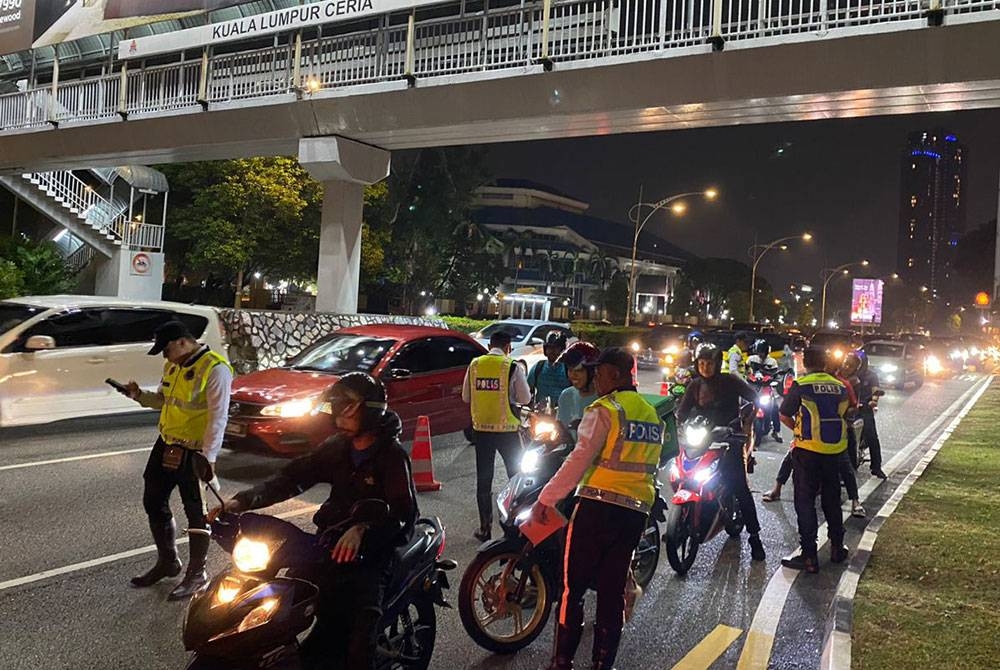 Anggota trafik PDRM melakukan pemeriksaan menerusi Op HUU di sekitar ibu kota pada Jumaat.