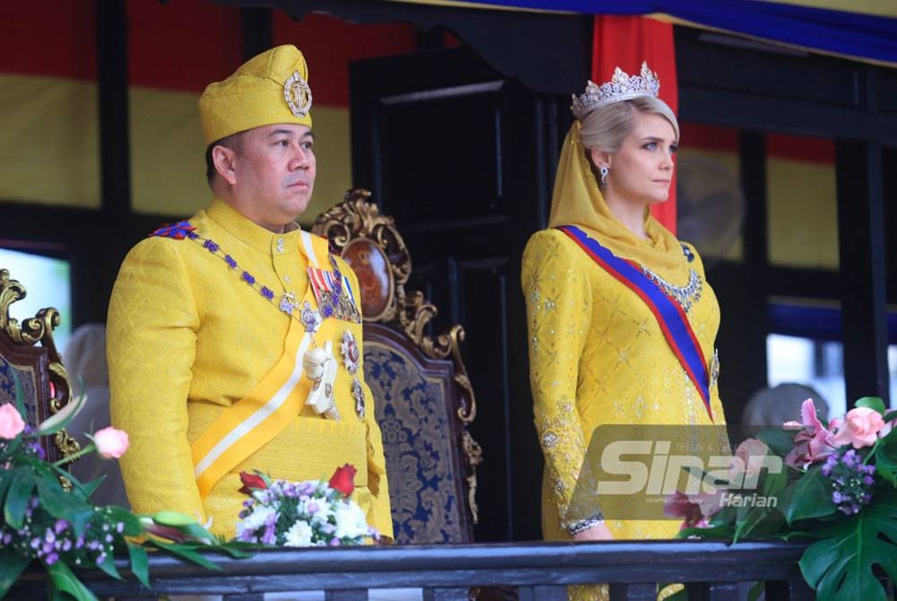 Tengku Muhammad Faiz Petra (kiri) dan isteri, Che Puan Mahkota Kelantan, Sofie Louise Johansson (kanan) menyempurnakan Istiadat Perbarisan Kehormatan di Padang Merdeka pada Sabtu.