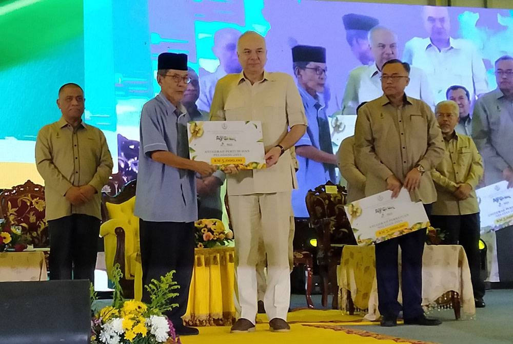 Sultan Nazrin menyampaikan anugerah kepada pemenang selepas baginda berkenan menyempurnakan Majlis Perasmian Perak Agrofest di Ladang Infoternak Sungai Siput (U) pada Sabtu.