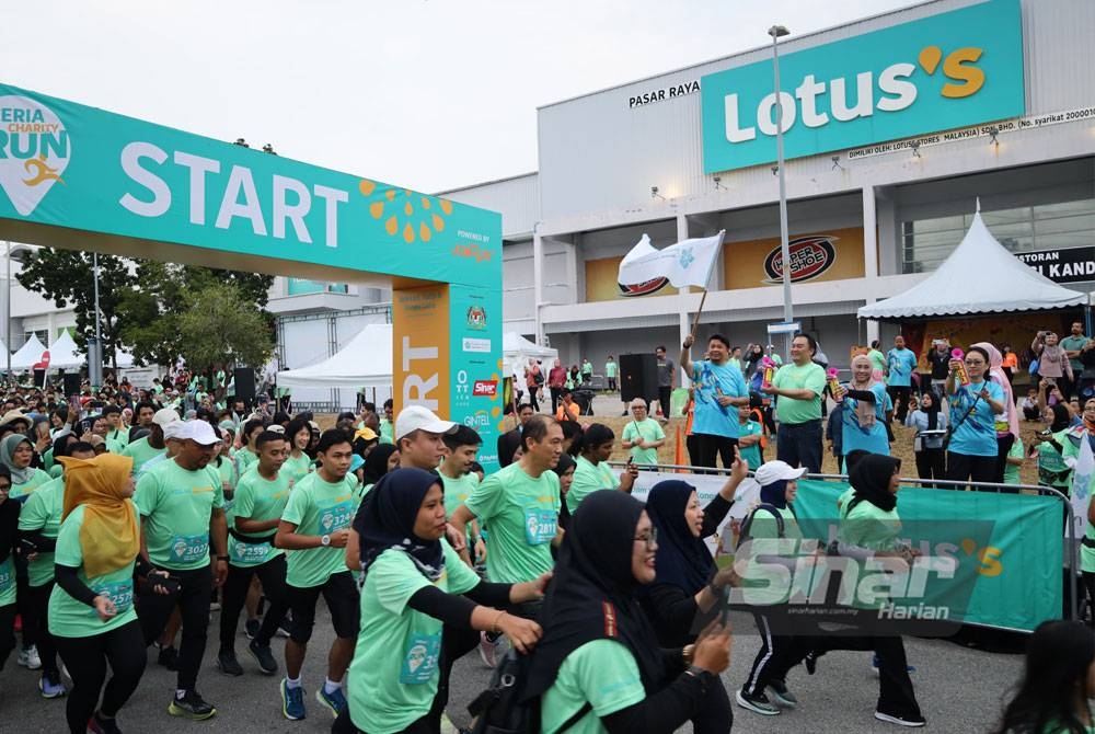 Lukanisman melepaskan peserta Lotus’s Ceria Charity Run di Setia Alam di sini pada Sabtu. FOTO MOHD RAFIQ REDZUAN