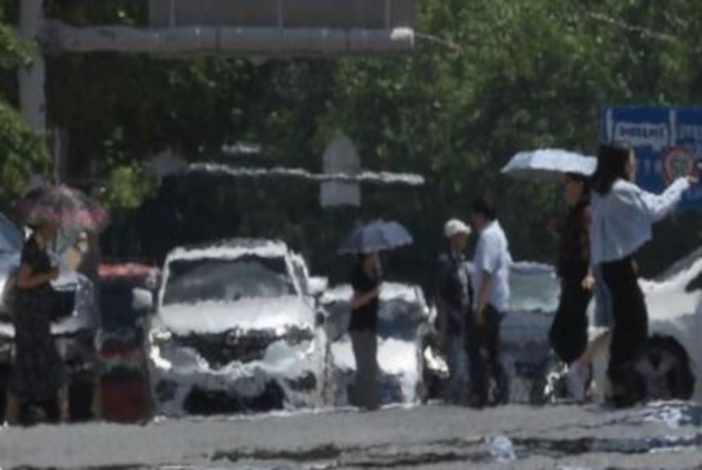 Orang ramai berjalan melintasi jalan di bandar tenggara Daegu. Foto Yonhap News