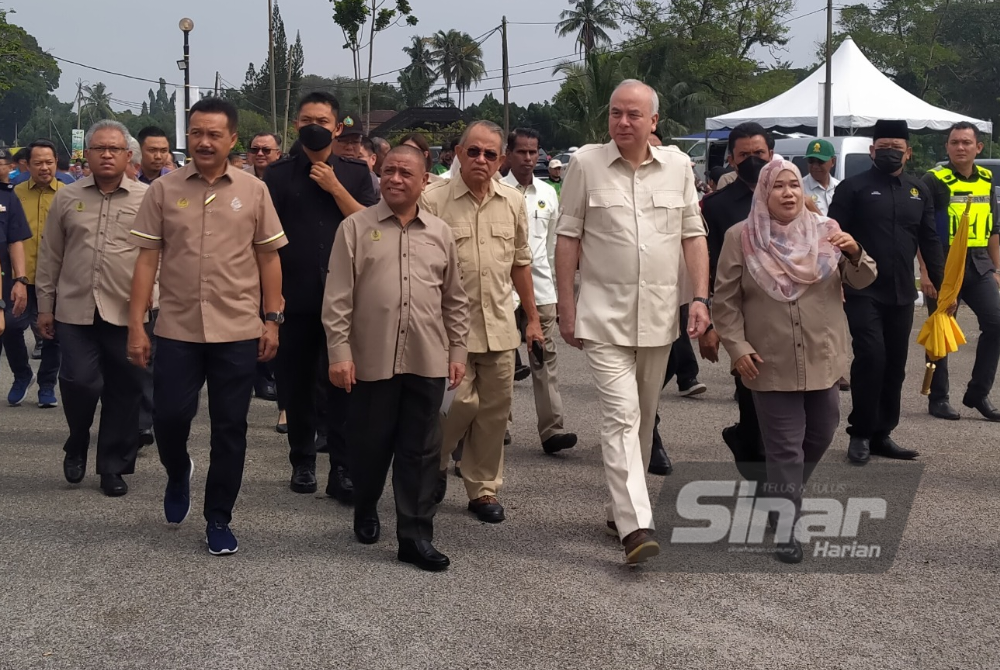 Sultan Nazrin (dua dari kanan) sambil diiringi Saarani (dua dari kiri) berkenan berangkat melawat ke ruang-ruang pameran sempena Majlis Perasmian Perak Agrofest 2023 di Ladang Infoternak Sungai Siput (U) di sini pada Sabtu.