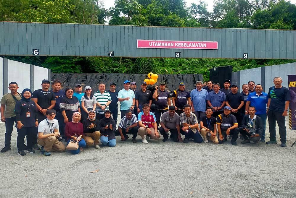 Azam (berdiri, tengah) bergambar bersama pengamal media semasa program menembak SPRM bersama media 2023 sempena ulang tahun SPRM ke-56 di Maktab Penjara Malaysia, Kajang, Selangor pada Sabtu.