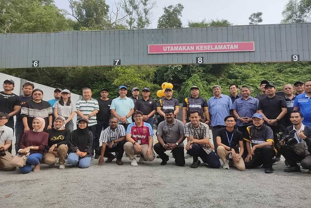 Azam (tengah) bergambar bersama pegawai serta petugas media semasa Program Menembak SPRM Bersama Media di Lapang Sasar Maktab Penjara Malaysia di Kajang pada Sabtu.