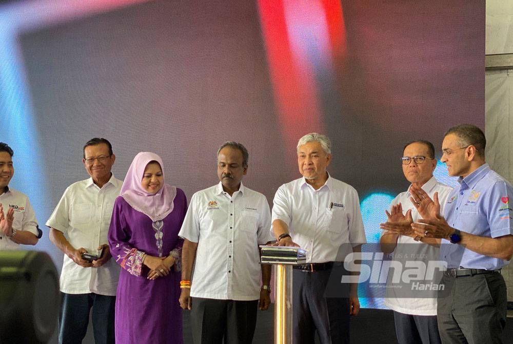 Ahmad Zahid (tiga dari kanan) ketika merasmikan Karnival Kerjaya Myfuture Jobs Bersama Hawa Malaysia di Felda Chemomoi, Bentong pada Sabtu.