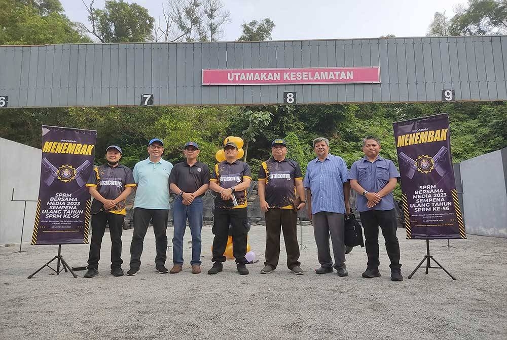 Azam (tengah) bergambar bersama peserta di kalangan VIP dalam Program Menembak SPRM Bersama Media di Lapang Sasar Maktab Penjara Malaysia di Kajang pada Sabtu.