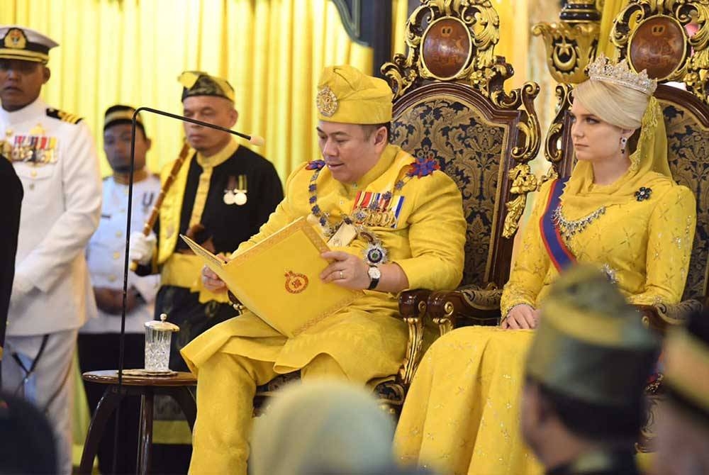 Tengku Muhammad Faiz Petra (kiri) menyampaikan titah Sultan Kelantan, Sultan Muhammad V di Istana Balai Besar di Kota Bharu, pada Sabtu. - Photo Istana Kelantan.