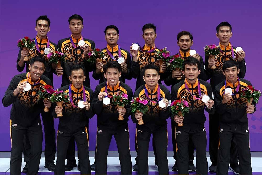 Skuad takraw negara meraih pingat perak selepas tewas kepada Thailand dalam aksi akhir acara regu berpasukan lelaki Sukan Asia Hangzhou 2022 di Pusat Sukan Jinhua pada Jumaat.